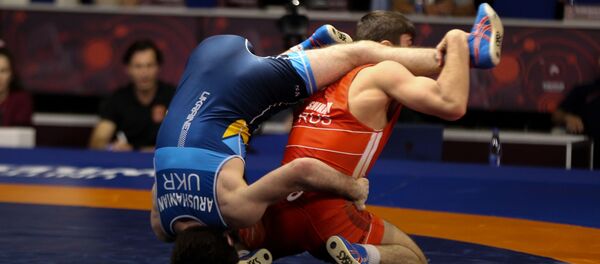 Борцы Курбан Шираев (Россия) и Эрик Арушанян (Украина) в полуфинальном поединке Чемпионата Европы по вольной борьбе (14 февраля 2020). Рим - Sputnik Արմենիա