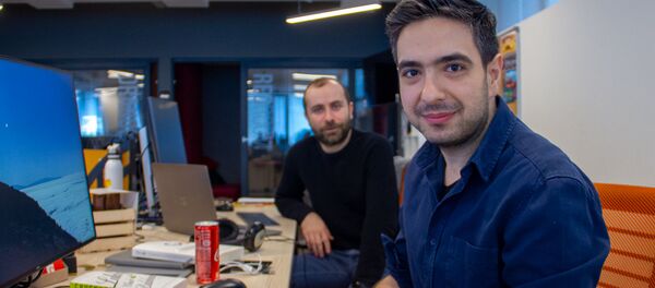 Сооснователи Rockbite Games Геворк Копалян (сзади) и Аветис Захарян Сооснователи Rockbite Games Геворк Копалян (сзади) и Аветис Захарян - Sputnik Արմենիա