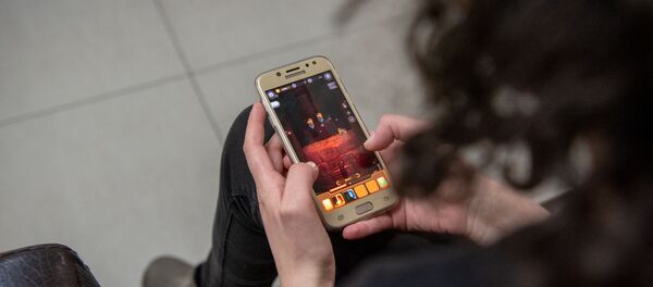 Девушка за игрой Seep Town: Mining Factory компании Rockbite Games Девушка за игрой Seep Town: Mining Factory компании Rockbite Games - Sputnik Արմենիա