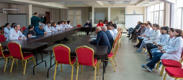 Сотрудники и пациенты Республиканского центра по профилактике СПИД-а в ожидании встречи с министром и/или замминистром здравоохранения (13 февраля 2020). Еревaн Сотрудники и пациенты Республиканского центра по профилактике СПИД-а в ожидании встречи с министром и/или замминистром здравоохранения (13 февраля 2020). Еревaн - Sputnik Արմենիա