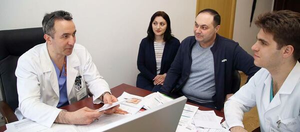 Армен Тер-Авакян и его лечащий врач - Мамедли Заман Заурович Армен Тер-Авакян и его лечащий врач - Мамедли Заман Заурович - Sputnik Արմենիա