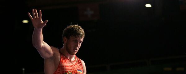 Артур Алексанян празднует победу над Николозом Нахелашвили (Италия) в финальном поединке Чемпионата Европы по греко-римской борьбе (12 февраля 2020). Рим - Sputnik Армения