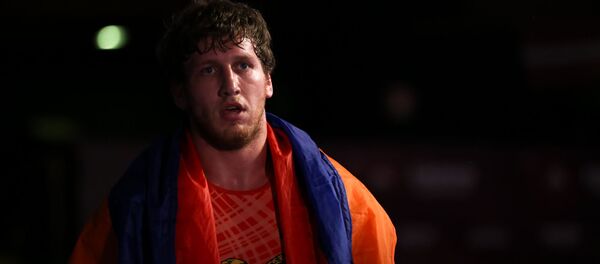 Артур Алексанян празднует победу над Николозом Нахелашвили (Италия) в финальном поединке Чемпионата Европы по греко-римской борьбе (12 февраля 2020). Рим Артур Алексанян празднует победу над Николозом Нахелашвили (Италия) в финальном поединке Чемпионата Европы по греко-римской борьбе (12 февраля 2020). Рим - Sputnik Արմենիա