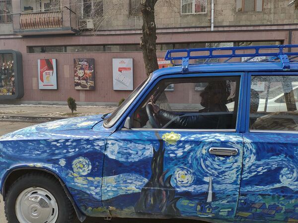Кадр дня: Звездную ночь купить нельзя, но можно придумать — это доказал водитель в Ереване Кадр дня: Звездную ночь купить нельзя, но можно придумать — это доказал водитель в Ереване - Sputnik Армения