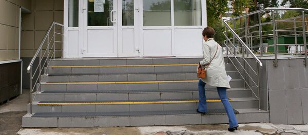 Женщина заходит в медицинский центр - Sputnik Արմենիա