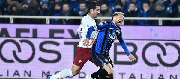 Полузащитник Ромы Генрих Мхитарян и Нападающий Аталанты Папу Гомес в борьбе за мяч во время футбольного матча итальянской Серии А (15 февраля 2020). Бергамо Полузащитник Ромы Генрих Мхитарян и Нападающий Аталанты Папу Гомес в борьбе за мяч во время футбольного матча итальянской Серии А (15 февраля 2020). Бергамо - Sputnik Армения