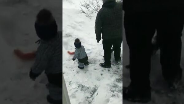 Малыш помогает папе разгребать снег - Sputnik Армения