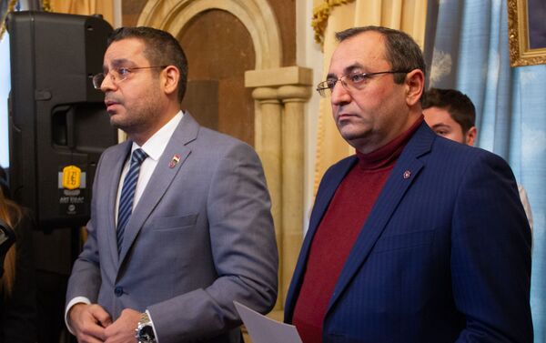 Посол Сирии в Армении Могаммед Хадж Ибрагим (слева) и Арцвик Минасян, представитель партии Дашнакцутюн (16 февраля 2020). Еревaн - Sputnik Армения