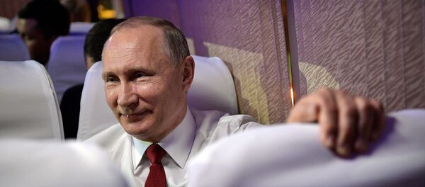 Президент России Владимир Путин улыбается в автобусе перед посещением концерта в Национальном Центре исполнительских искусств в Пекине - Sputnik Армения