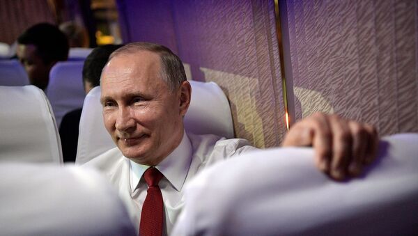 Президент России Владимир Путин улыбается в автобусе перед посещением концерта в Национальном Центре исполнительских искусств в Пекине - Sputnik Армения