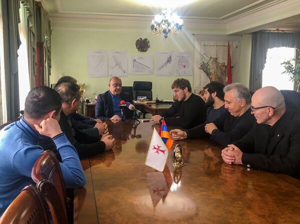 «Օլիմպիադայից հետո 2-իդ էլ կամուսնացնենք». Գյումրու քաղաքապետն ընդունեց հաղթած ըմբիշներին - Sputnik Արմենիա