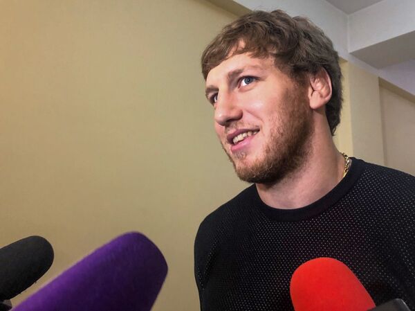 Приедете с Олимпиады, женю, как миленьких: мэр Гюмри пригрозил Алексаняну и Чаляну Приедете с Олимпиады, женю, как миленьких: мэр Гюмри пригрозил Алексаняну и Чаляну - Sputnik Армения