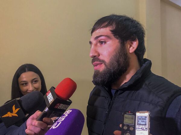 Приедете с Олимпиады, женю, как миленьких: мэр Гюмри пригрозил Алексаняну и Чаляну Приедете с Олимпиады, женю, как миленьких: мэр Гюмри пригрозил Алексаняну и Чаляну - Sputnik Армения