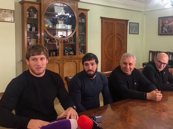 Приедете с Олимпиады, женю, как миленьких: мэр Гюмри пригрозил Алексаняну и Чаляну Приедете с Олимпиады, женю, как миленьких: мэр Гюмри пригрозил Алексаняну и Чаляну - Sputnik Армения