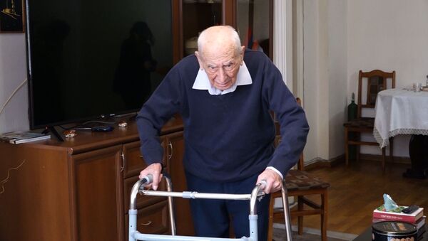 Как 105-летний Нурхар Жозефович решил переехать в Армению - Sputnik Армения