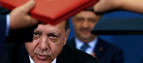 Президент Турции Реджеп Тайип Эрдоган во время подписания соглашения после переговоров с президентом Сербии Александром Вучичем (10 октября 2017). Белград Президент Турции Реджеп Тайип Эрдоган во время подписания соглашения после переговоров с президентом Сербии Александром Вучичем (10 октября 2017). Белград - Sputnik Արմենիա