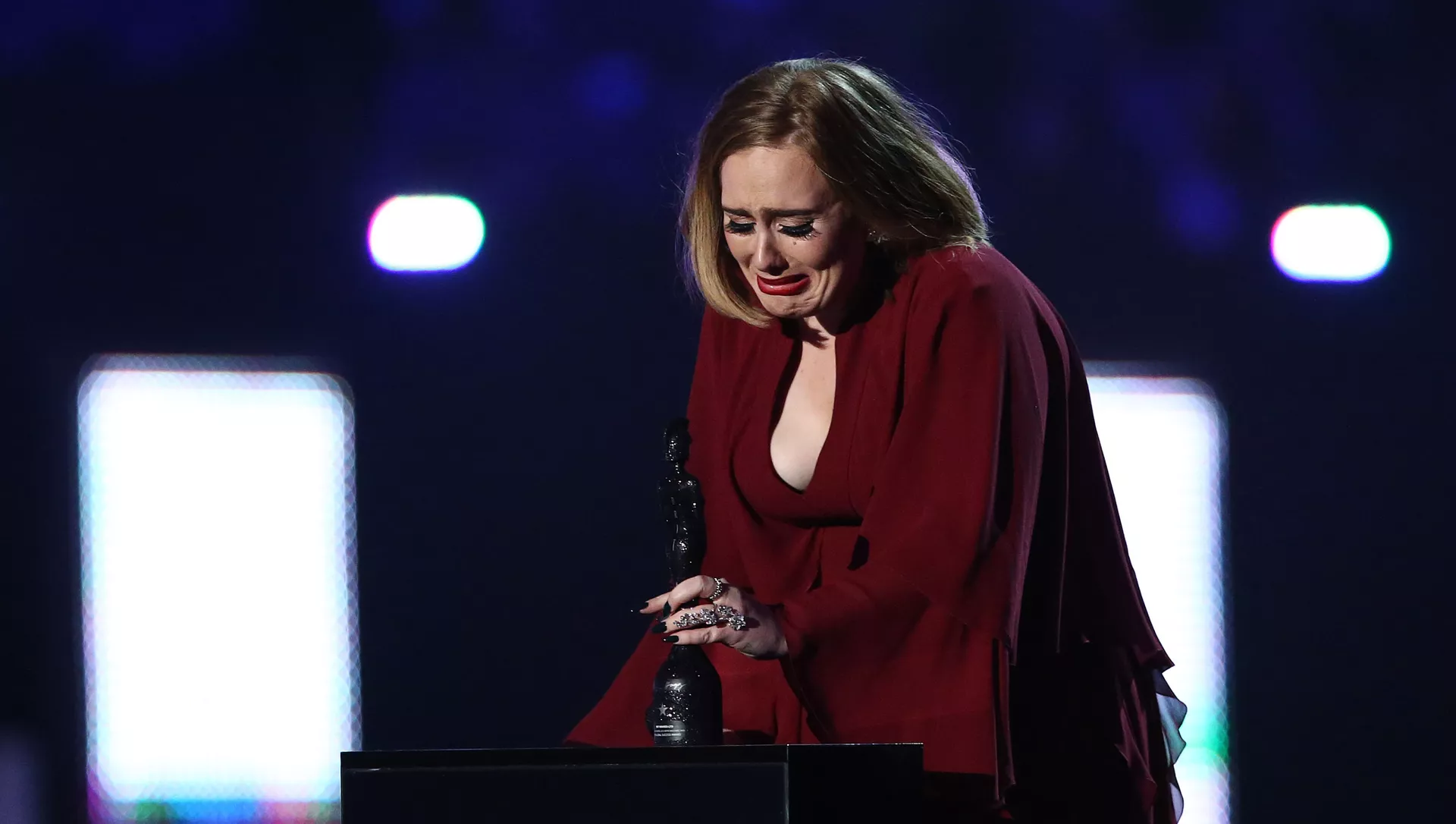 Реакция Адель после получения премии Global Success во время BRIT Awards 2016 (24 февраля 2016). Лондон