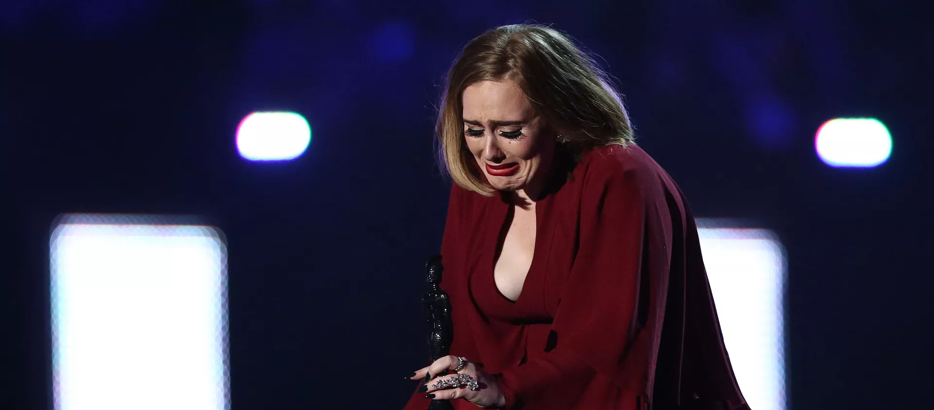 Реакция Адель после получения премии Global Success во время BRIT Awards 2016 (24 февраля 2016). Лондон - Sputnik Армения, 1920, 19.02.2020