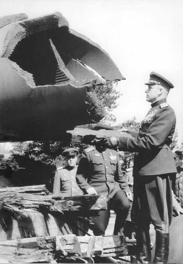 Маршал Рокоссовский рассматривает трофеи, 1945 год - Sputnik Армения