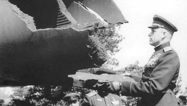 Маршал Рокоссовский рассматривает трофеи, 1945 год - Sputnik Армения