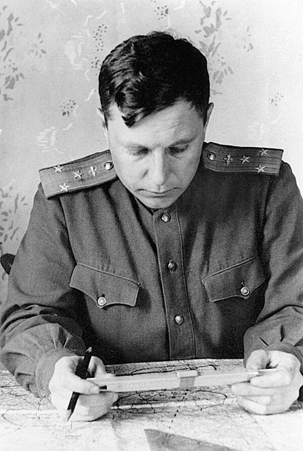 Полковник Покрышкин готовится к боевому вылету, 1945 год - Sputnik Армения