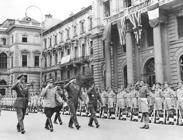 Маршал Советского Союза Игорь Конев на параде союзных войск в Вене, 1945 год - Sputnik Армения
