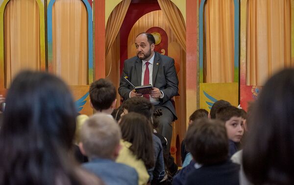 Министр образования, науки, культуры и спорта Араик Арутюнян читает сказку Туманяна Кот и пес в библиотеке имени Хнко Апера (19 февраля 2020). Еревaн - Sputnik Армения