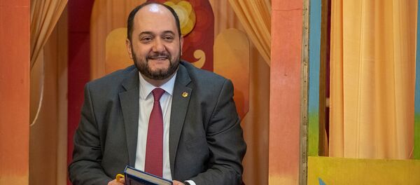 Министр образования, науки, культуры и спорта Араик Арутюнян читает сказку Туманяна Кот и пес в библиотеке имени Хнко Апера (19 февраля 2020). Еревaн - Sputnik Արմենիա