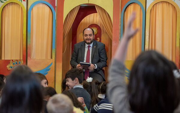 Министр образования, науки, культуры и спорта Араик Арутюнян читает сказку Туманяна Кот и пес в библиотеке имени Хнко Апера (19 февраля 2020). Еревaн - Sputnik Армения