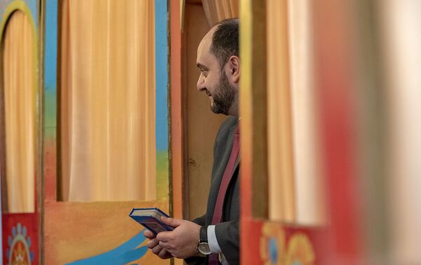 Министр образования, науки, культуры и спорта Араик Арутюнян читает сказку Туманяна Кот и пес в библиотеке имени Хнко Апера (19 февраля 2020). Еревaн - Sputnik Армения