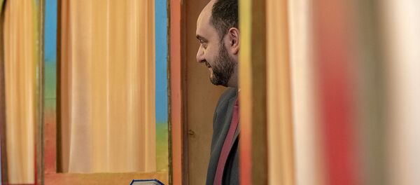 Министр образования, науки, культуры и спорта Араик Арутюнян читает сказку Туманяна Кот и пес в библиотеке имени Хнко Апера (19 февраля 2020). Еревaн - Sputnik Արմենիա