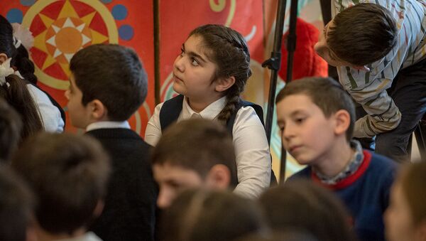 Дети слушают сказку Туманяна Кот и пес, которую читает Министр ОНКС Араик Арутюнян в библиотеке имени Хнко Апера (19 февраля 2020). Еревaн - Sputnik Армения