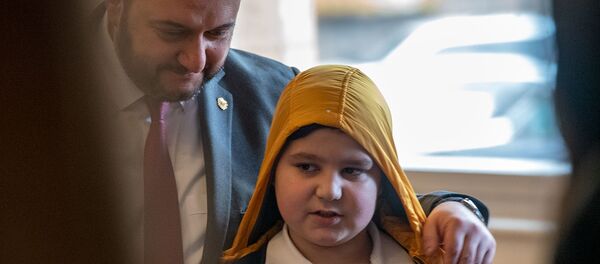 Ученик Арман Аветисян делает селфи с министром ОНКС Араиком Арутюняном в библиотеке имени Хнко Апера (19 февраля 2020). Еревaн - Sputnik Արմենիա