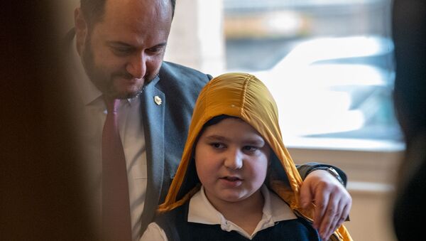 Ученик Арман Аветисян делает селфи с министром ОНКС Араиком Арутюняном в библиотеке имени Хнко Апера (19 февраля 2020). Еревaн - Sputnik Արմենիա