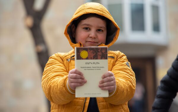 Арман Аветисян показывает подаренную министром ОНКС Араиком Арутюняном книгу Марка Блока (19 февраля 2020). Еревaн - Sputnik Армения