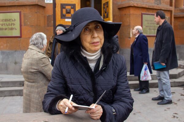 Скоро весна, пора любви!, или Кого в Ереване ждал сюрприз в День дарения книг - Sputnik Армения