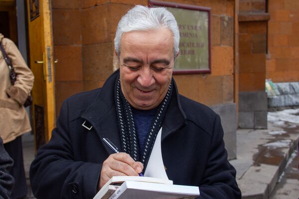 Скоро весна, пора любви!, или Кого в Ереване ждал сюрприз в День дарения книг - Sputnik Армения