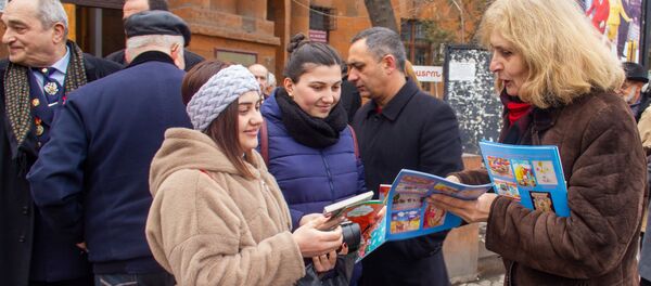  Флешмоб ко дню дарения книги (19 февраля 2020). Еревaн - Sputnik Армения