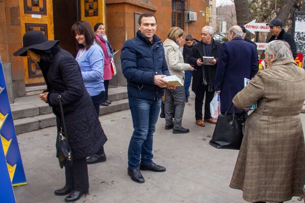 Скоро весна, пора любви!, или Кого в Ереване ждал сюрприз в День дарения книг - Sputnik Армения