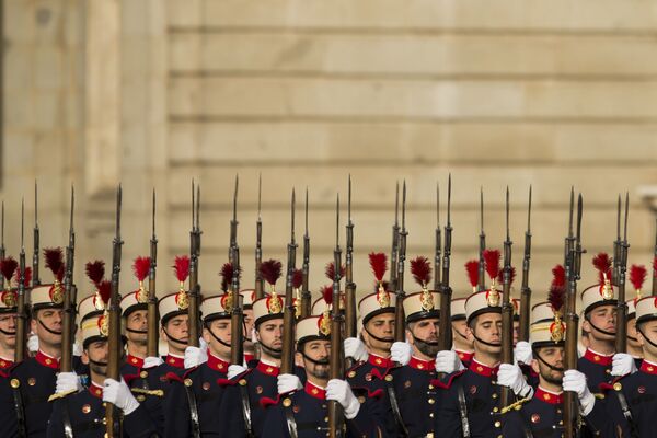 Члены почетного караула Испании поднимают винтовки во время церемонии в Королевском дворце в Мадриде - Sputnik Армения