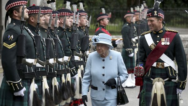 Королева Великобритании Елизавета II осматривает 5 батальон Королевского полка Шотландии - Sputnik Արմենիա