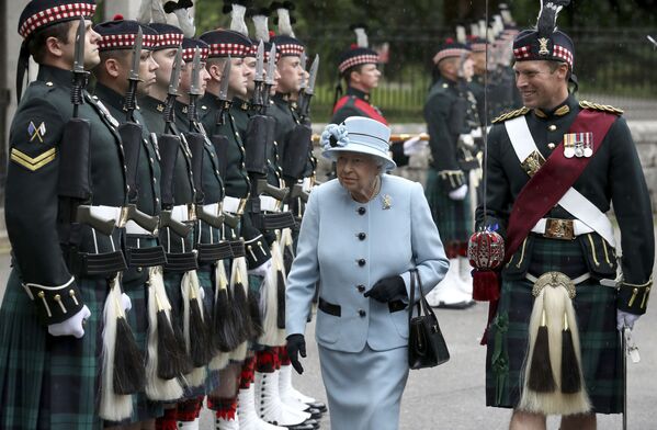 Королева Великобритании Елизавета II осматривает 5 батальон Королевского полка Шотландии - Sputnik Армения
