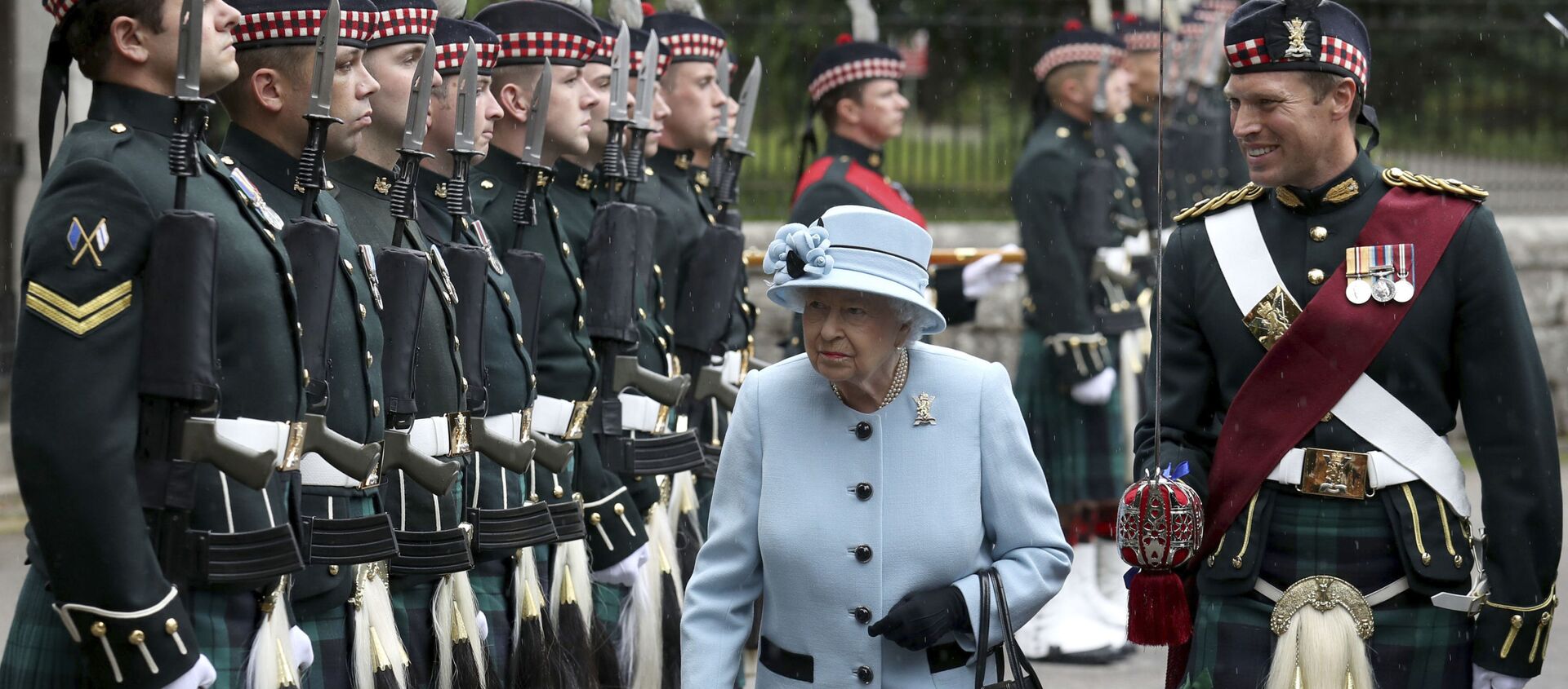 Королева Великобритании Елизавета II осматривает 5 батальон Королевского полка Шотландии - Sputnik Армения, 1920, 09.05.2021