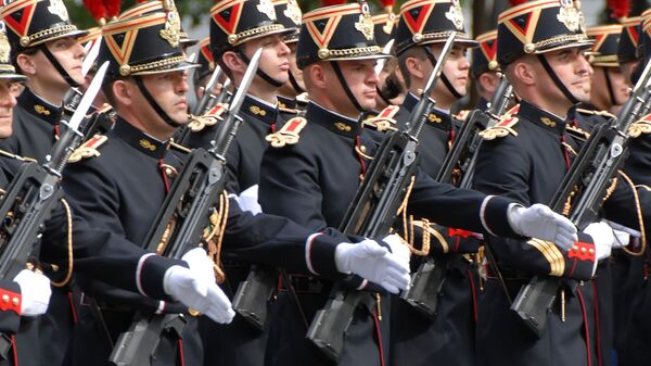 Солдаты французской республиканской гвардии во время военного парада - Sputnik Армения