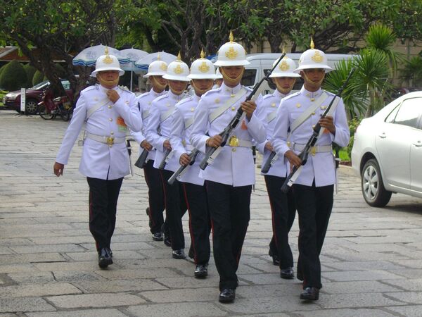 Тайская королевская гвардия на смене караула в Большом дворце в Бангкоке, Таиланд - Sputnik Армения