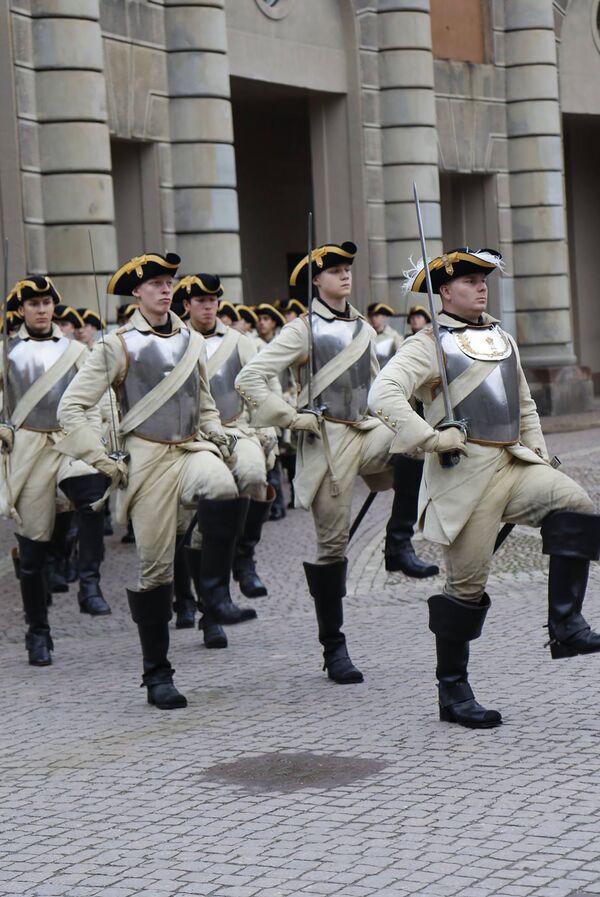 Шведские лейб-гвардии-драгуны во время почетного караула во дворе Королевского замка в Стокгольме - Sputnik Армения