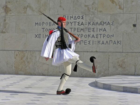 Греческий гвардеец Эвзон во время почетного караула - Sputnik Армения