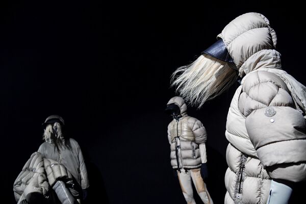 Модели представляют коллекцию Moncler на неделе моды в Милане - Sputnik Армения