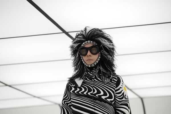 Модель представляет коллекцию Moncler на неделе моды в Милане - Sputnik Армения