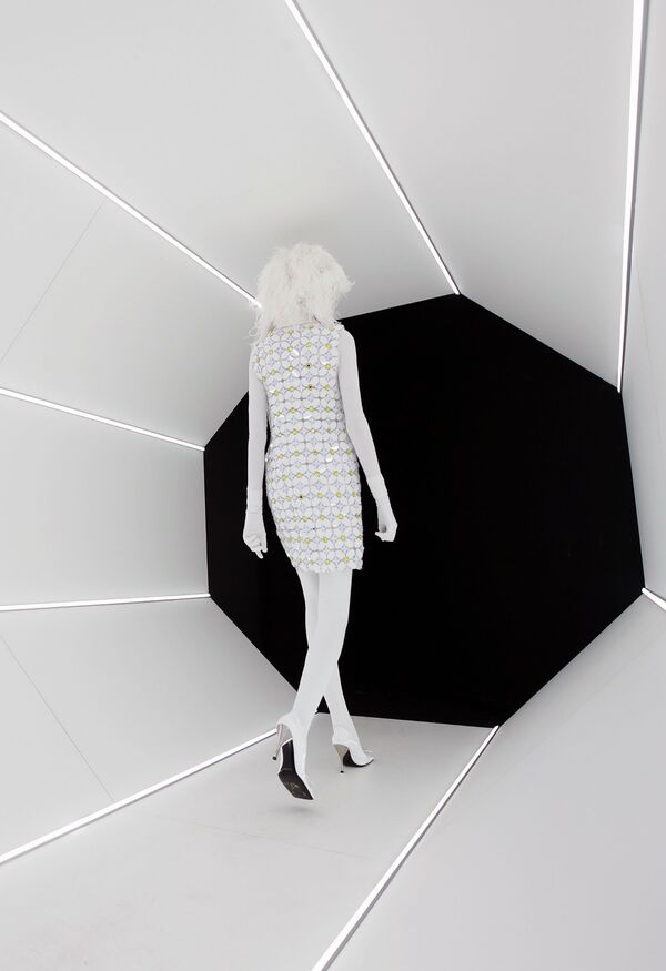 Модель представляет коллекцию Moncler на неделе моды в Милане - Sputnik Армения